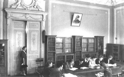 В кабинете-библиотеке истории СССР. Начало 1950-х гг.